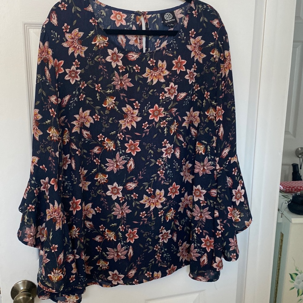 Lightweight blouse with bell sleeve from the elbow down